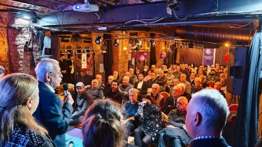 Demokrat M&uuml;hendisler Tanıtım Toplantısı. Erhan Kara&ccedil;ay kitleye konuşuyor. 
