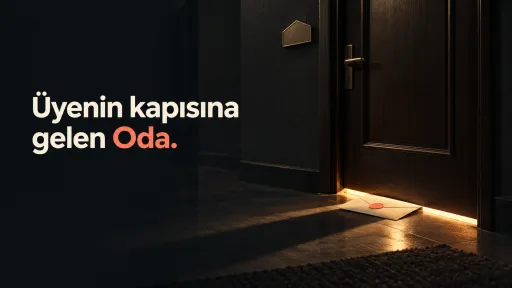 Karanlık koridorda kapalı bir kapının altına sıkışmış mühürlü zarf; kapı aralığından ışık sızıyor